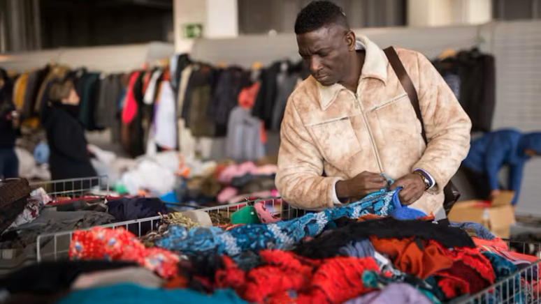 Os micróbios podem sobreviver em roupas por muitos meses