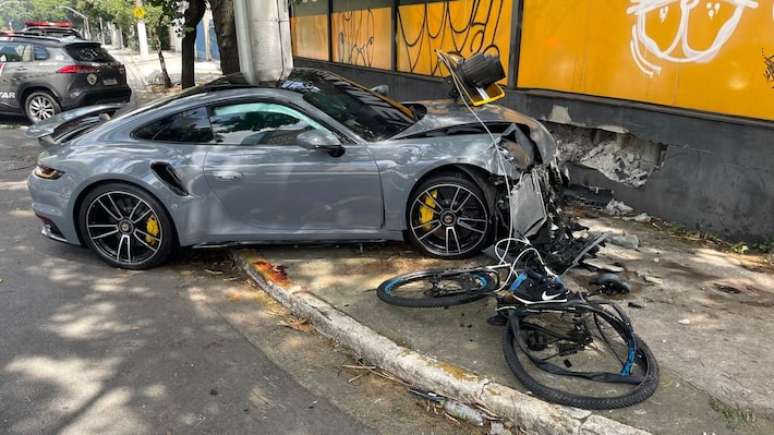 Ciclista foi atropelado por motorista que dirigia carro esportivo Porsche na Av. Pedroso de Moraes em São Paulo.