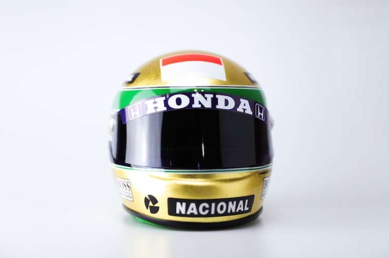 Réplica do capacete de Senna folheado a ouro