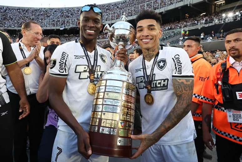 Posteriormente ao título, Luiz Henrique e Igor Jesus exibem o troféu inédito para o Botafogo – Vitor Silva/Botafogo