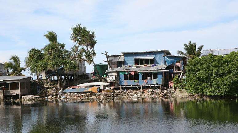 Grande parte de Tuvalu, incluindo muitas casas e sua infraestrutura, irá ficar abaixo da linha da maré alta até 2050.