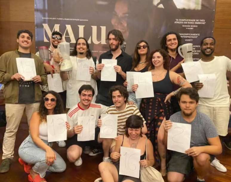 Candidatos no concurso de sósias de Selton Mello posam para foto no saguão do cinema