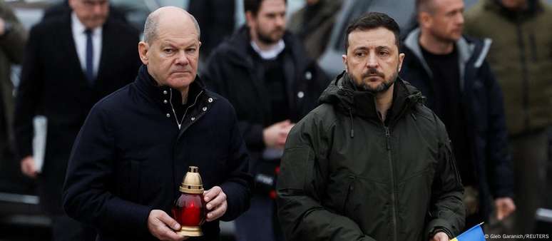 Scholz e Zelenski visitaram memorial a soldados caídos na guerra na Praça da Independência, em Kiev