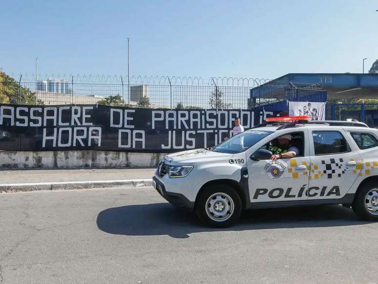 Familiares das vítimas do caso Paraisópolis fazem ato que marca a primeira audiência do caso no Fórum Criminal da Barra Funda.