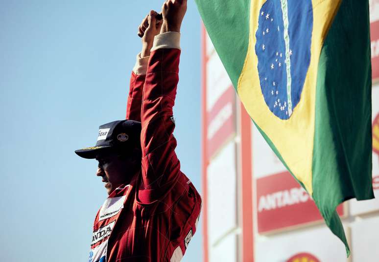 Gabriel Leone interpreta Ayrton Senna na série biográfica da Netflix