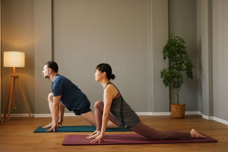 O yoga ajuda a melhorar a flexibilidade ao longo do tempo 