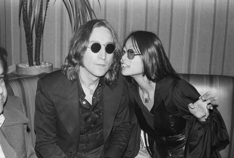 John Lennon e May Pang em 1974 