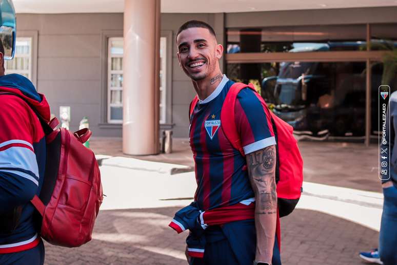 Thiago Galhardo sorri para a câmera prestes a embarcar no ônibus rumo ao estádio Beira Rio.