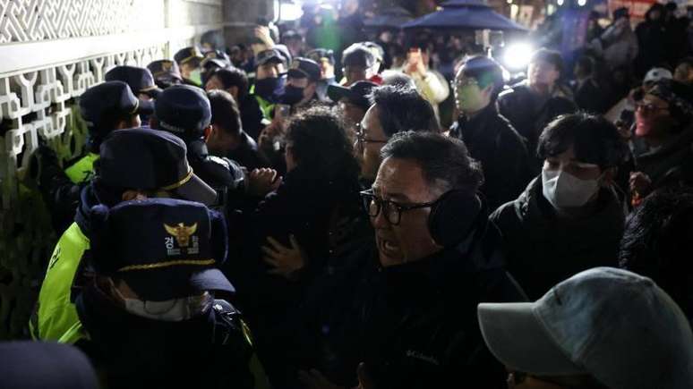 Manifestantes em frente ao prédio da Assembleia Nacional, em Seul