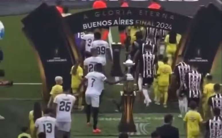 Luiz Henrique toca na taça da Libertadores na entrada da final –