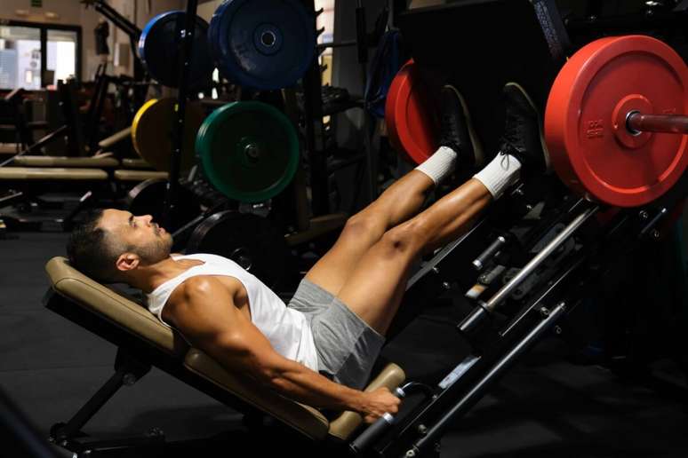 Se a intenção é ganhar massa muscular, o treino deve estar aliado a outros hábitos saudáveis 