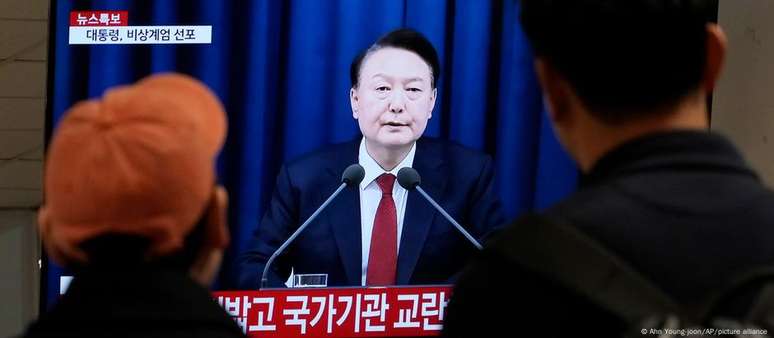 Sul-coreanos assistem ao pronunciamento de Yoon Suk Yeol. Presidente tomou posse em 2022 e desde então tem travado disputas quase permanentes com a oposição