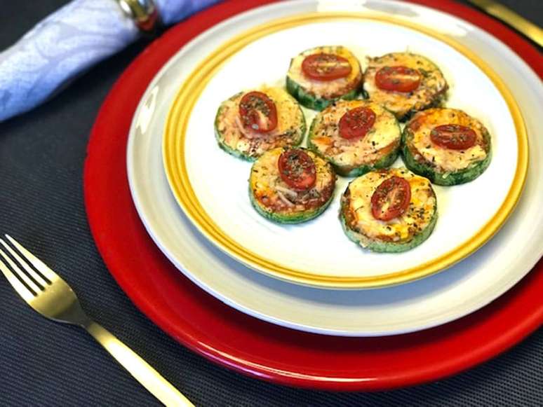 ﻿MINI PIZZA DE ABOBRINHA COM TOMATINHOS CEREJA