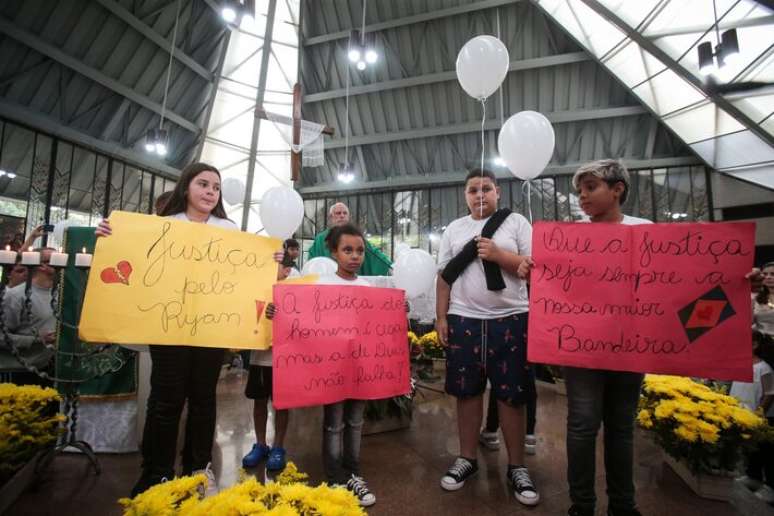 Padre Julio Lancellotti e entidades de direitos humanos faz homenagem a Ryan da Silva Andrade Santos, na missa deste domingo, em São Paulo. O garoto de 4 anos foi morto durante uma ação da PM em Santos. Familiares estão na missa. FOTO: Felipe Rau/Estadão