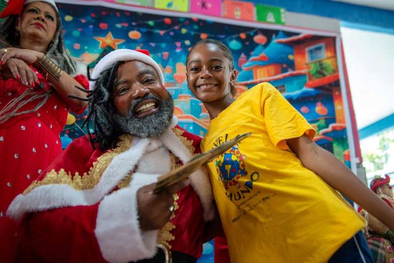 O ator, diretor e escritor Rodrigo França encarnou o Papai Noel negro. “As crianças alisam o cabelo, percebem a textura”, diz.