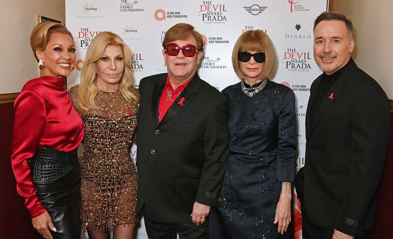 Donatella Versace, Vanessa Willians, Elton John, Anna Wintour e David Furnish na estreia do musical 'O Diabo Veste Prada'
