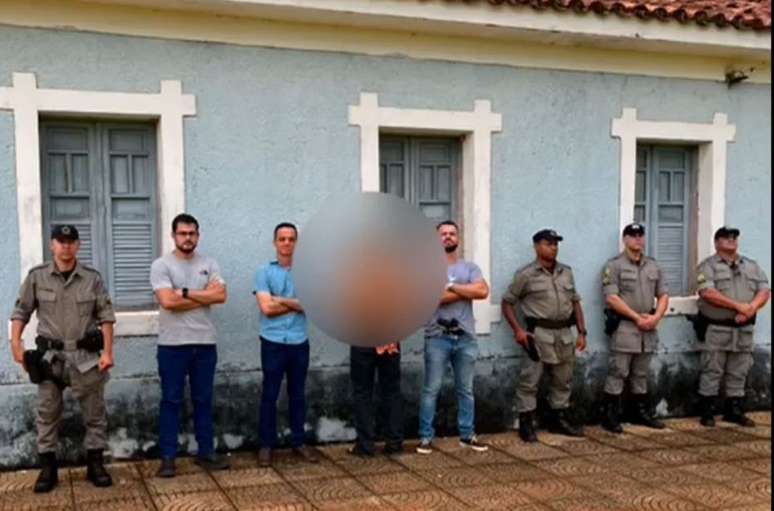 Homem foi preso enquanto tentativa se esconder no topo de árvore