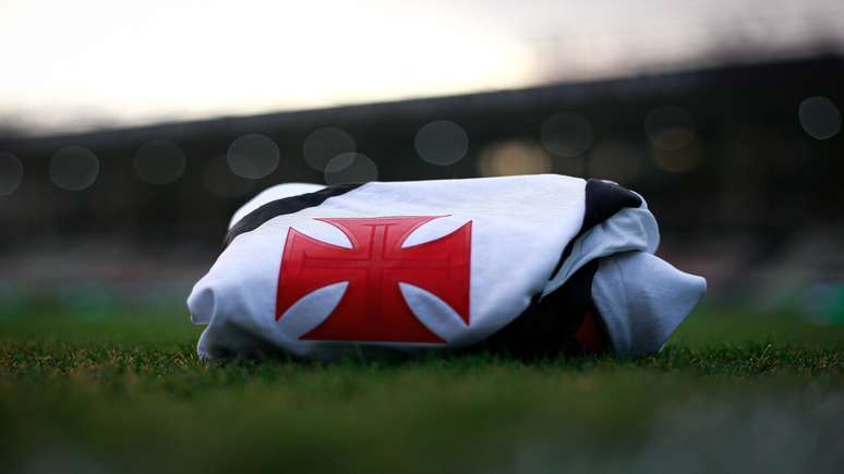 Vasco dispensa três jogadores .