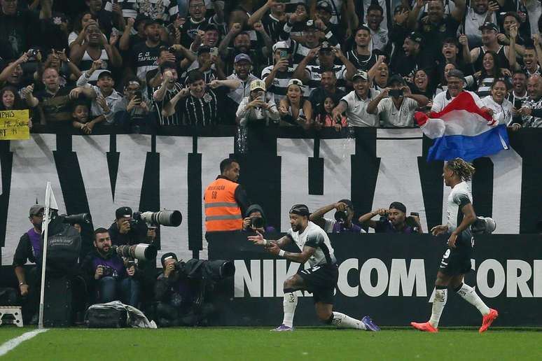 Corinthians vence Bahia por 3 a 0 e está muito próximo de garantir sua vaga na Libertadores. (Photo by Ricardo Moreira/Getty Images)