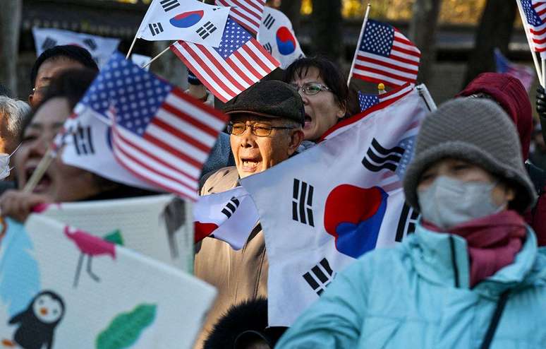 Algumas pessoas se manifestaram em apoio ao presidente Yoon Suk Yeol em Seul