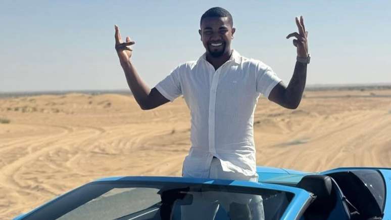 Davi Brito com carro de luxo em Dubai