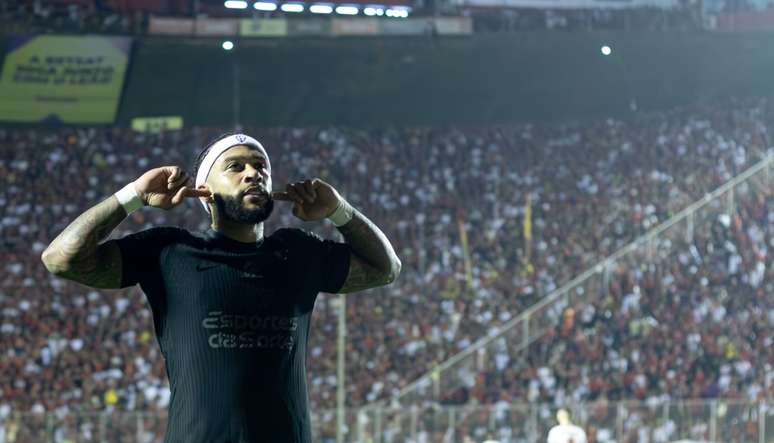 Com dois gols, Memphis celebra mais uma vitória do Corinthians no Brasileirão: 'Noite mágica'. 