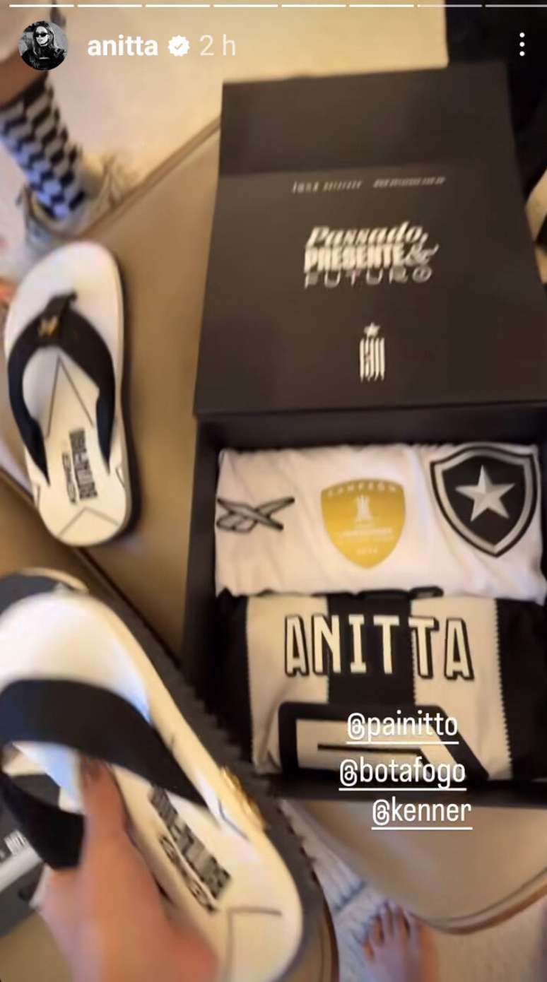 Posteriormente a ‘cornetada’ de Anitta, ‘painitto’ presenteou a filha com itens do Botafogo –