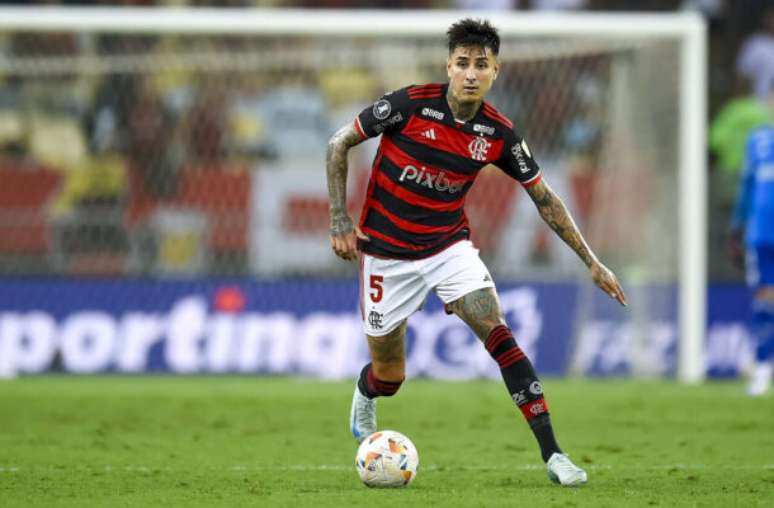 Marcelo Cortes/CRF - Legenda: Erick Pulgar vai completar 100 jogos pelo Flamengo