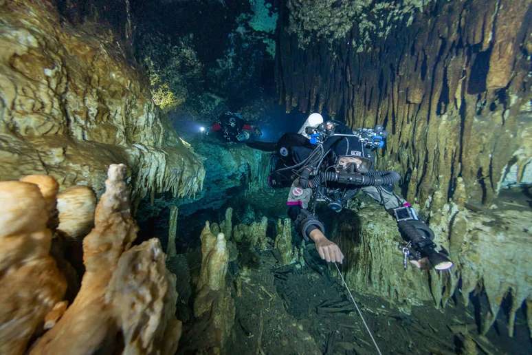 Susanne Schirato em cenote, no México 