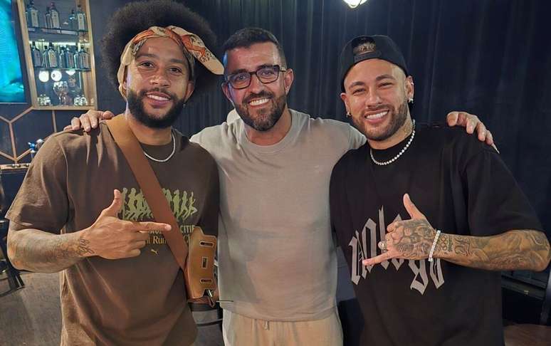 Atualmente no Brasil para seguir o tratamento de sua lesão, Neymar fez um registro com Memphis –