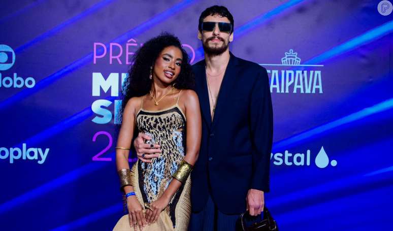 Casal puro estilo de 'Mania de Você'! Com saia em look, Jaffar Bambirra causou surpresa ao assumir namoro com Gabz: 'Amigos disseram: 'Ué, mas vocês já estavam namorando, né?''.