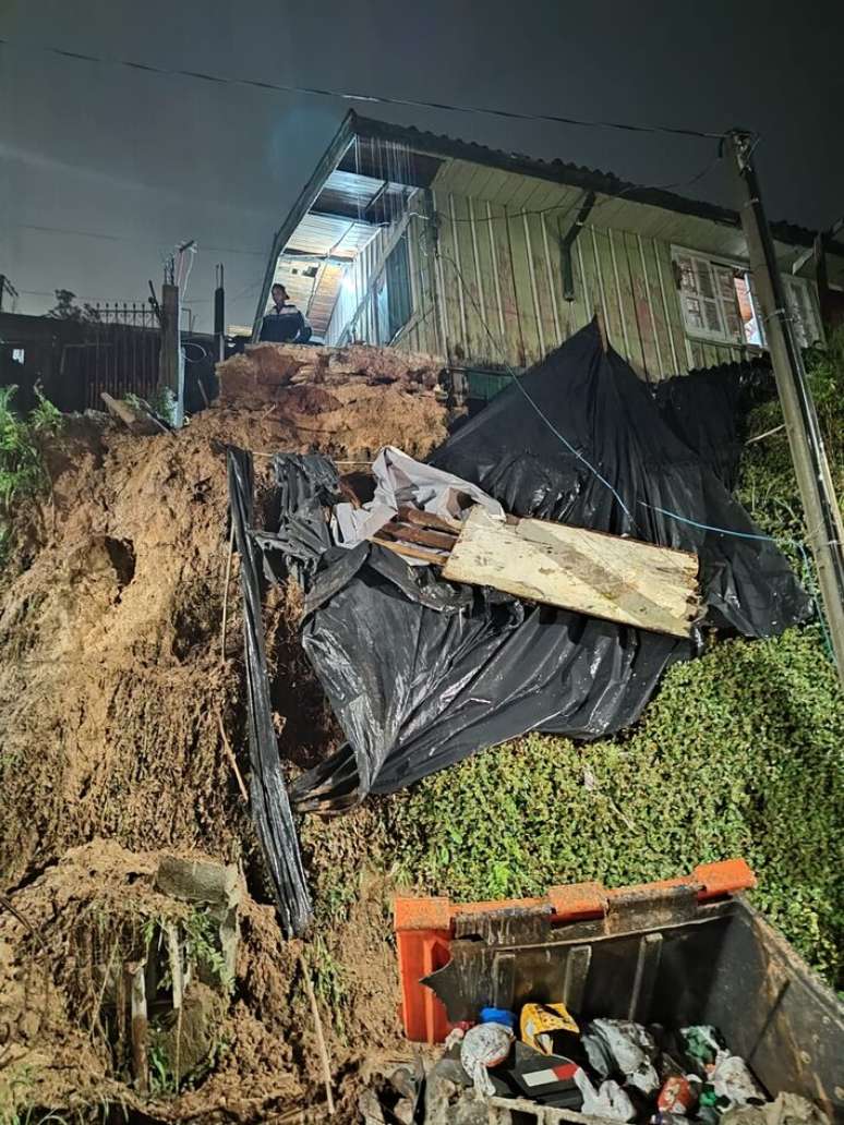 Terreno desabou em Campos do Jordão e casa ficou em risco. Ninguém se feriu.