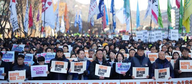 Manifestação em Seul pede renúncia de Yoon Suk Yeol. Sindicatos anunciaram greve pela saída do presidente