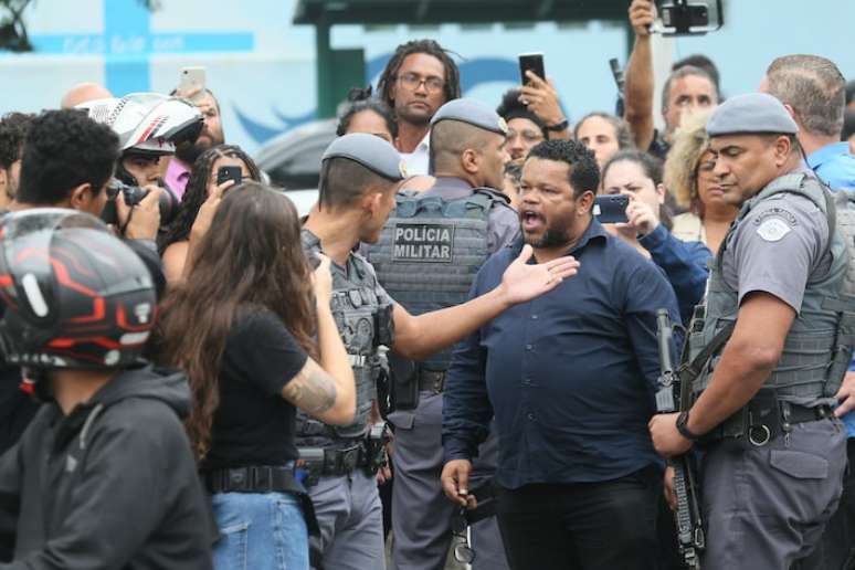 Cláudio Silva, ouvidor das Polícias do Estado de São Paulo, conversa com policiais durante o enterro do menino Ryan, em Santos.