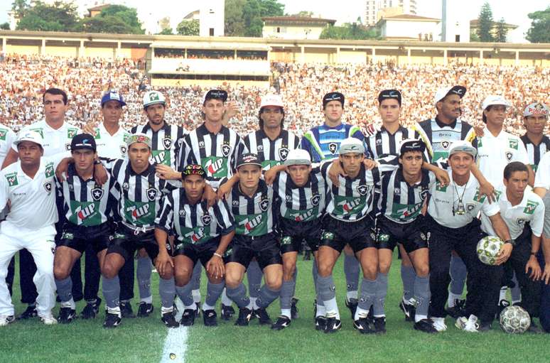 Equipe do Botafogo que disputou a final do Brasileirão de 1995 contra o Santos, no Pacaembu, em SP