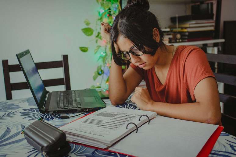 Tanto para estudar quanto para fazer alguma tarefa no computador ou até mesmo para organizar a casa, a técnica Pomodoro pode nos ajudar a concentrar e tornar o processo mais leve.