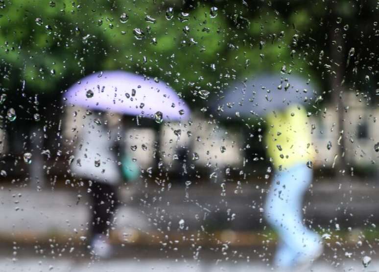 Chuva em São Paulo é provocada por áreas de instabilidade formadas pelo calor e brisa marítima.