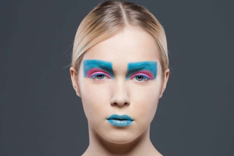 O r&iacute;mel colorido traz mais divers&atilde;o para a maquiagem 