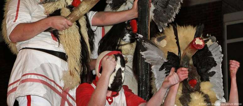 Máscaras de pele de animais e penas de pássaros são só o começo da festa do Klaasohhm de Borkum