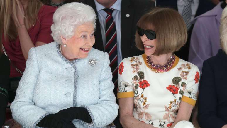 Anna Wintour com a rainha Elizabeth Segunda em 2018, durante um desfile de modas em Londres
