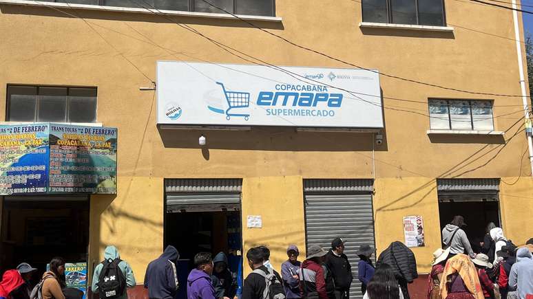 Bolivianos fazem fila em frente a unidade da Emapa na cidade de Copacabana, na fronteira com o Peru