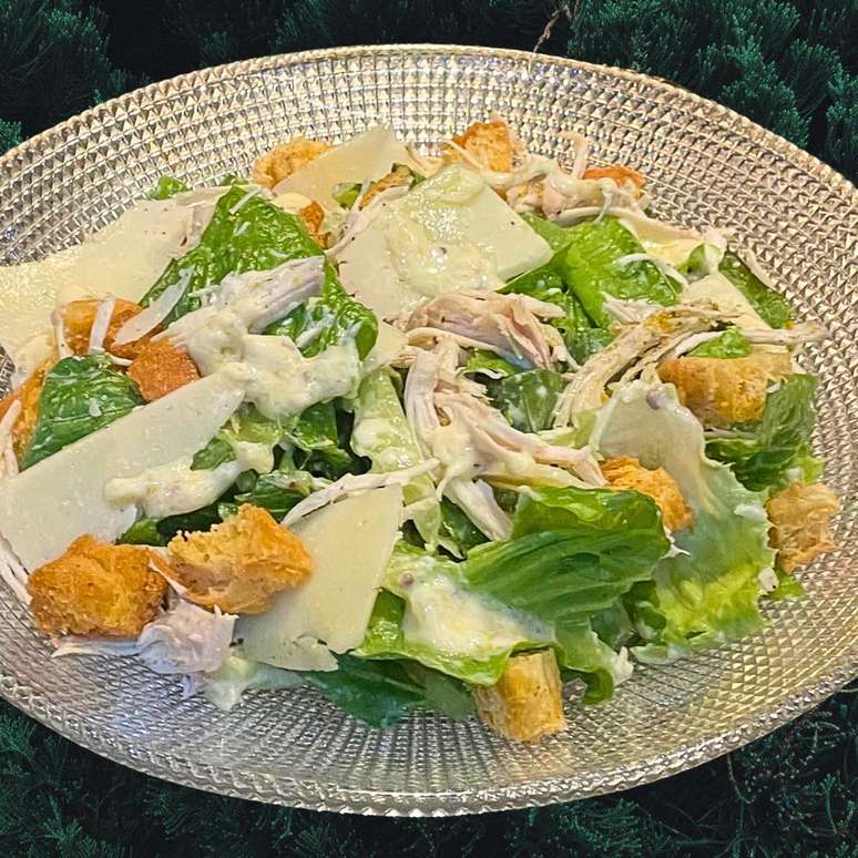 SALADA CAESAR SAUDÁVEL COM FRANGO DESFIADO