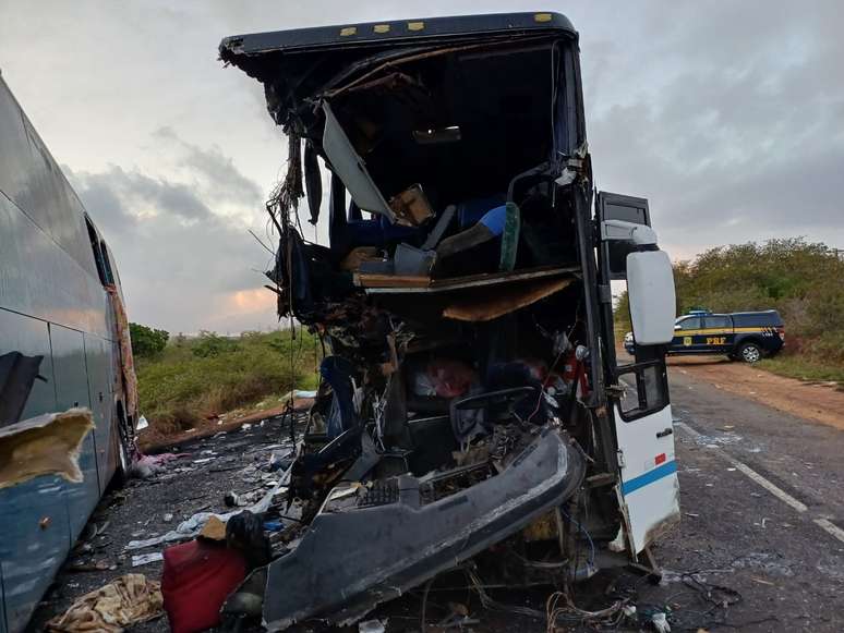 Veículos ficaram destruídos após acidente