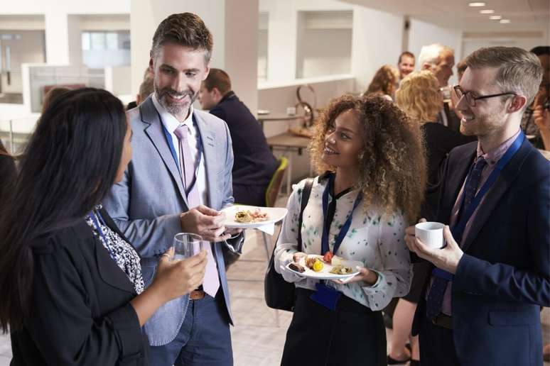 A troca de conhecimento e apoio no networking redefine o ambiente corporativo, ampliando horizontes e abrindo novas possibilidades 