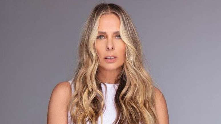 Adriane Galisteu &eacute; apresentadora do reality show A Fazenda, da Record