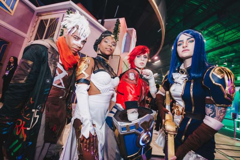 Cosplayers participam da edição 2024 da CCXP