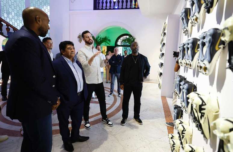 Ednaldo e pessoas da Nike –