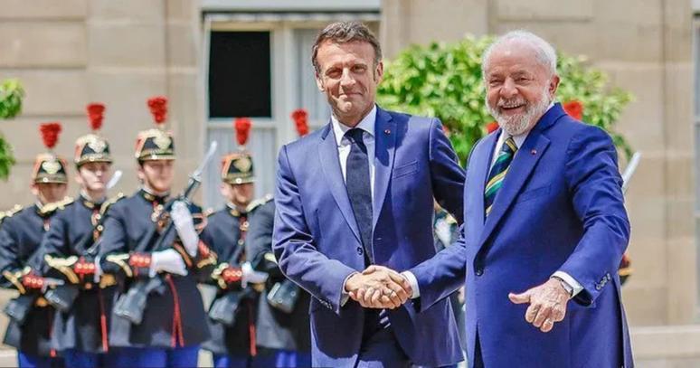Apesar de trocarem elogios, Emmanuel Macron e Lula est&atilde;o em lados opostos quando o assunto &eacute; o acordo comercial entre o Mercosul e a Uni&atilde;o Europeia. O franc&ecirc;s &eacute; contra e o brasileiro &eacute; a favor