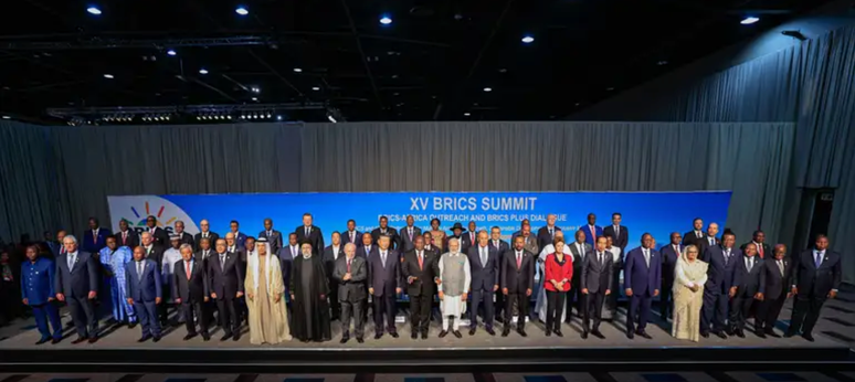Presidente da Rep&uacute;blica, Luiz In&aacute;cio Lula da Silva, e presidentes dos pa&iacute;ses amigos do BRICS, posam para foto oficial ap&oacute;s a reuni&atilde;o do grupo, no Sandton Convention Centre, em Joanesburgo, &Aacute;frica do Sul, em 2023.