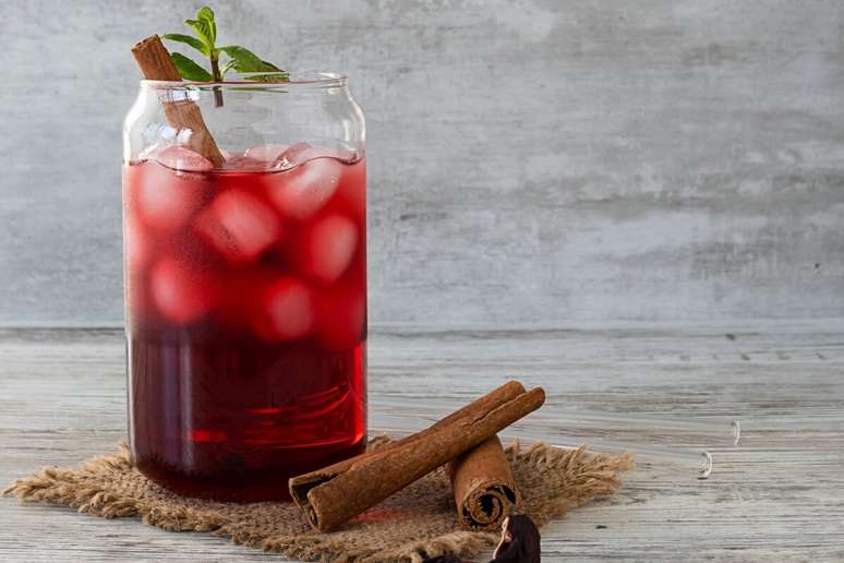 Chá gelado de hibisco com canela 